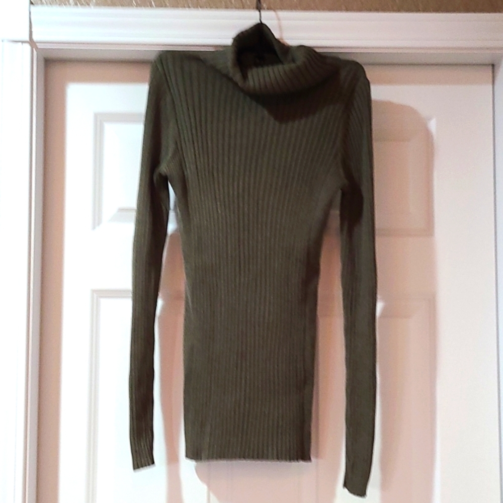 Women's long sleeve ribbed sweater